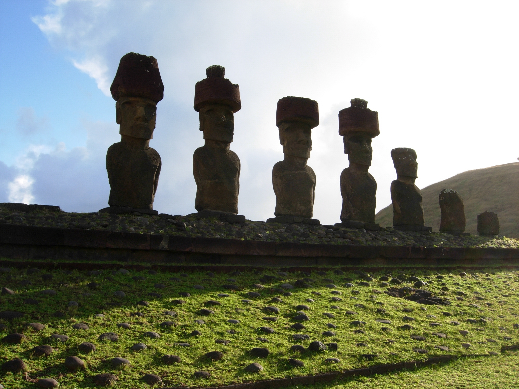 2000-南米チリ、イースター島横並びのモアイ像
